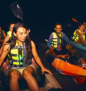 一群人在水中划皮艇