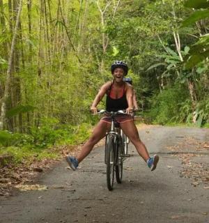 一名身穿比基尼的女子在路上骑自行车