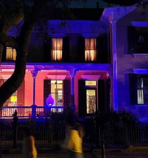 一所房子被紫色和蓝色的灯光照亮