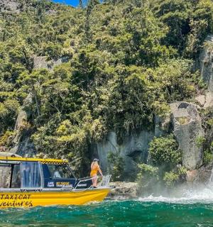 瀑布附近水中的一艘黄色小船