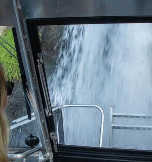 一名女子正看着卡车窗外