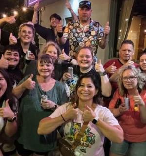 一群人拿着饮料摆姿势拍照