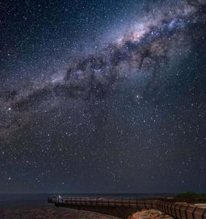 夜晚的码头和银河