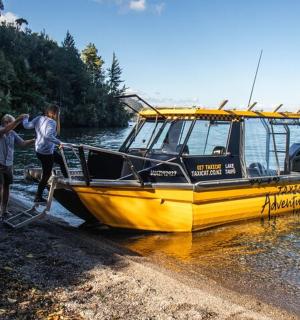 一群人站在岸边的一艘船旁