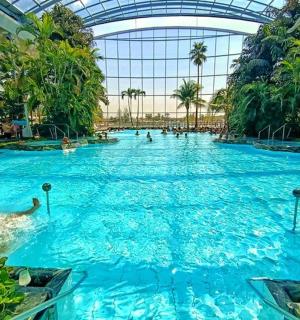 商场里的游泳池,里面有人在游泳