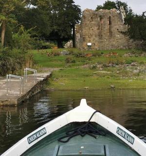 城堡旁边水中的一艘船