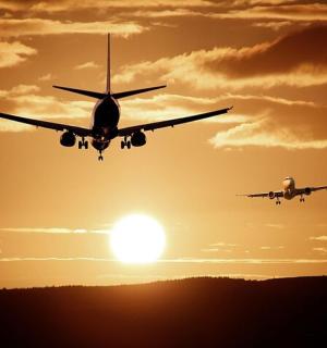 日落时分,两架飞机在天空中飞行