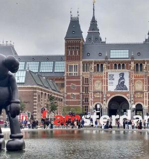 一座大楼,楼前有喷泉