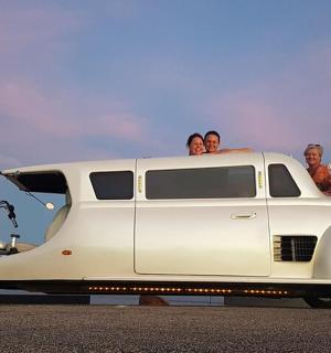 一群人坐在一辆白色汽车的后座上