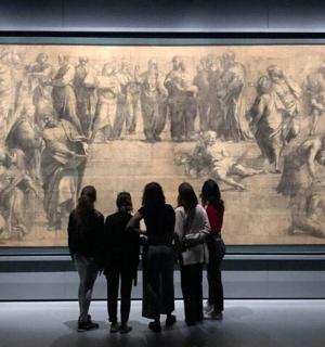 skupina lidí stojících před obrazem