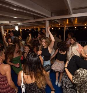 grupp inimesi, kes peol tantsivad