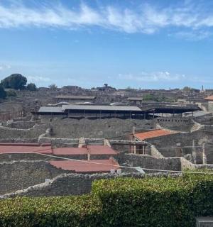 pohled na město s budovou v pozadí