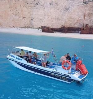 一群人在水中的船上