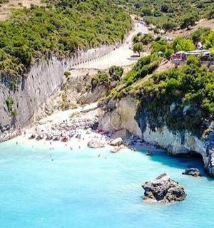 一群人在沙滩上的水中