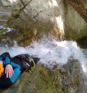 一个人躺在瀑布的木筏上