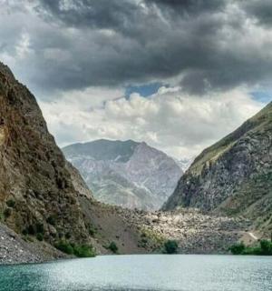 山脉中间的湖泊