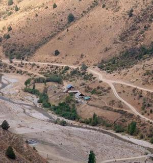 有道路和河流的山景