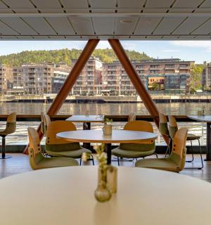 带桌椅的自助餐厅景观