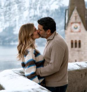 一男一女在钟楼前接吻