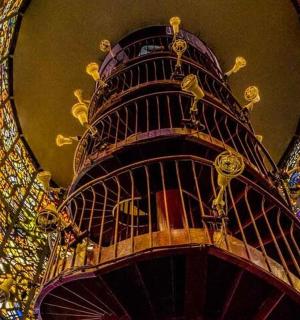 一扇大彩色玻璃窗和一个鸟笼