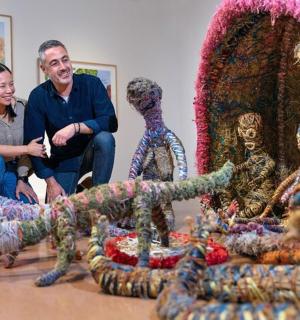 一男一女坐在艺术品前