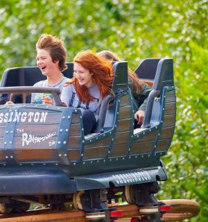 两个女孩正在坐过山车