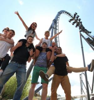 一群人站在过山车上