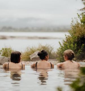 tři ženy plavající ve vodní ploše