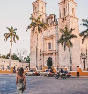 一名女子走在教堂前