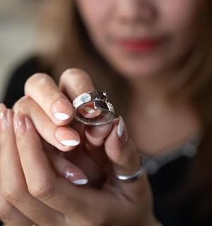 žena držící prsten v rukou