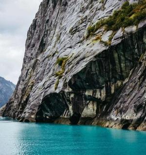 velká hora s modrou vodou před ní