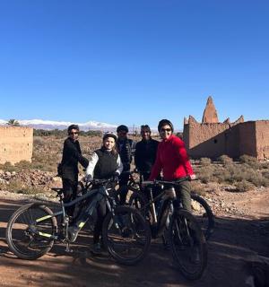 一群人站在土路上，骑着自行车