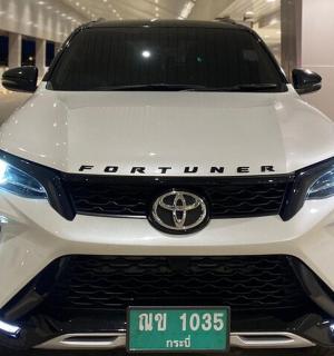 一辆白色丰田 Fortuner 停在一栋建筑内