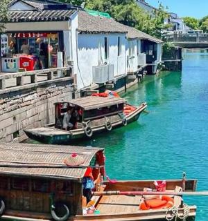 Loď kotví vedle budovy na řece