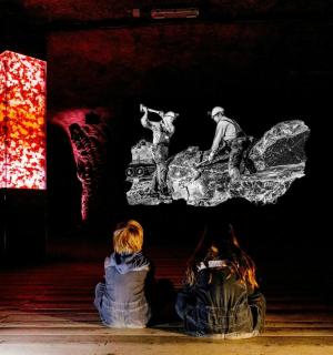 两个人坐在舞台前的地板上