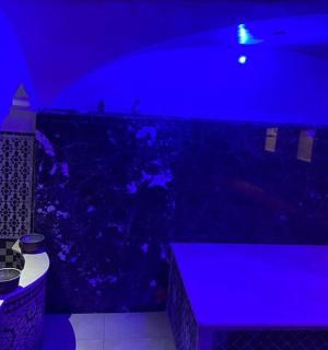 tmavá místnost s modrým osvětlením v koupelně