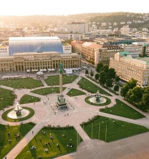 eine Luftaufnahme einer Stadt mit einem großen Park
