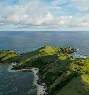 海洋中央的一座岛屿