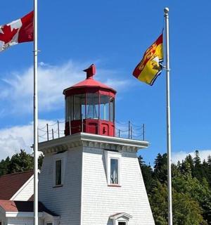 两面加拿大国旗和一座挂着两面国旗的灯塔