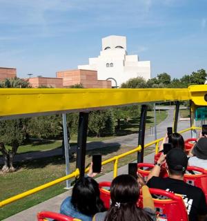 skupina lidí jedoucích v turistickém autobuse