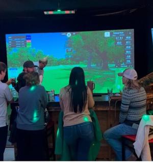 skupina lidí hrajících videohru na Wii