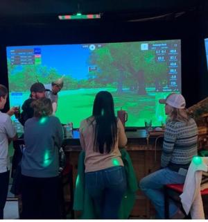 skupina lidí hrajících videohru na Wii