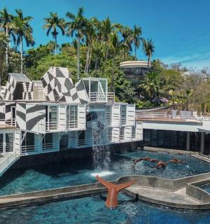 带游泳池和喷泉的大房子