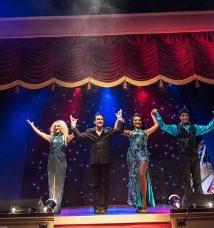 一群人在舞台上举起手臂