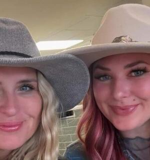 dvě ženy v kloboucích stojící vedle sebe