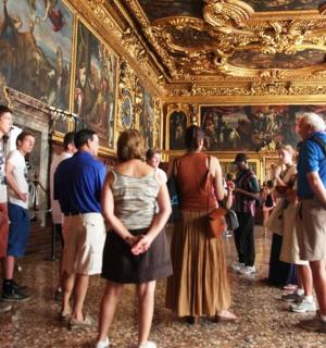 一群人站在房间里看画