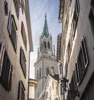 vysoká budova s věží v dálce