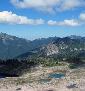 eine Luftaufnahme einer Bergkette mit zwei Seen
