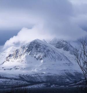 阴天时被雪覆盖的山