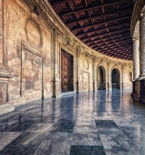 an empty hallway in a building with a large ceiling